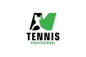 lettre m avec création de logo de silhouette de joueur de tennis. éléments de modèle de conception de vecteur pour l'équipe sportive ou l'identité d'entreprise.
