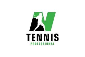 lettre n avec création de logo de silhouette de joueur de tennis. éléments de modèle de conception de vecteur pour l'équipe sportive ou l'identité d'entreprise.
