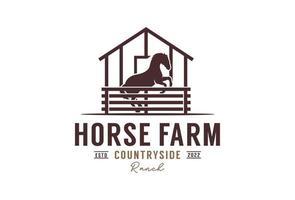 silhouette de cheval derrière un enclos de clôture en bois pour la campagne rustique rétro vintage western country farm ranch logo design vecteur