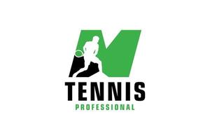 lettre m avec création de logo de silhouette de joueur de tennis. éléments de modèle de conception de vecteur pour l'équipe sportive ou l'identité d'entreprise.