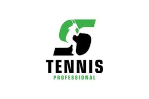 lettre s avec création de logo de silhouette de joueur de tennis. éléments de modèle de conception de vecteur pour l'équipe sportive ou l'identité d'entreprise.