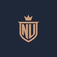 logo initial monogramme nu avec style bouclier et couronne vecteur