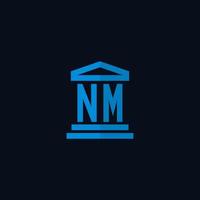monogramme de logo initial nm avec vecteur de conception d'icône de bâtiment de palais de justice simple