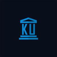 monogramme de logo initial ku avec vecteur de conception d'icône de bâtiment de palais de justice simple