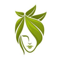 visage de femme avec des feuilles vertes vecteur