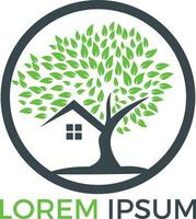 création de logo de maison dans les arbres. modèle de conception de vecteur de maison écologique.