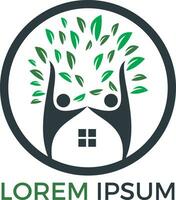 création de logo de maison et de personnes. maison dans les arbres et modèle de logo vectoriel de personnes joyeuses.