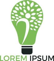 lampe à ampoule et création de logo d'arbre de personnes. création de logo de santé et de soins humains. symbole d'innovation d'idée de nature. vecteur