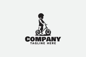 logo bike kids avec un enfant s'amusant avec son vélo préféré. vecteur