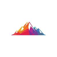 vecteur de logo de montagne. conception d'illustrations de montagne de neige.