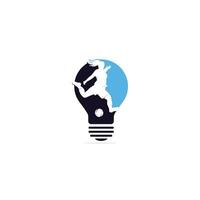création de logo vectoriel de club de football féminin. joueur de football féminin et création vectorielle d'icône d'ampoule.