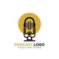 création de logo de microphone doré moderne pour le symbole de l'entreprise de podcast vecteur