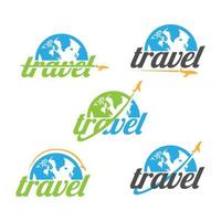 diverses idées et concepts de conception de logo d'agence de voyage avec avion et la moitié du globe vecteur