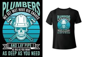 les plombiers que nous mouillons ont de gros serpents et posent des tuyaux aussi gros que vous le souhaitez aussi profonds que vous le souhaitez - modèle de conception de t-shirt de plombier vecteur