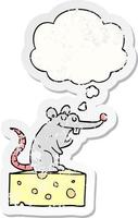 souris de dessin animé assise sur du fromage et une bulle de pensée comme un autocollant usé en détresse vecteur