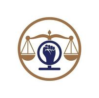 icône de conception de logo de poing de loi. échelles de justice dans la conception de modèle de logo de main. concept de logo de justice de révolution. vecteur