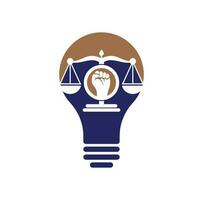 icône de conception de logo de concept de forme d'ampoule de poing de loi. échelles de justice dans la conception de modèle de logo de main. concept de logo de justice de révolution. vecteur