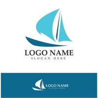 simple voilier dhow bateau sur mer océan vague art style logo design, croisières quotidiennes, voyage en mer, illustration d'icône vectorielle vecteur