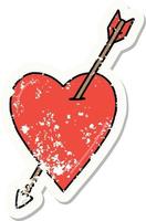 tatouage d'autocollant en détresse dans le style traditionnel d'une flèche et d'un coeur vecteur