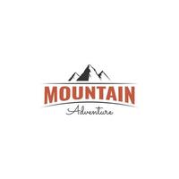 création de modèle de logo d'aventure en montagne vecteur