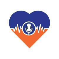 vecteur de logo de concept de forme d'amour de podcast d'impulsion. modèle vectoriel de conception de logo de ligne de battement de coeur de podcast