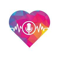 vecteur de logo de concept de forme d'amour de podcast d'impulsion. modèle vectoriel de conception de logo de ligne de battement de coeur de podcast