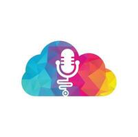 conception de logo vectoriel de concept de forme de nuage de podcast de médecin. symbole d'illustration de stéthoscope et microphone.