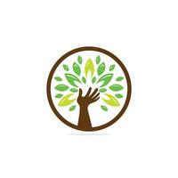 mains humaines et arbre aux feuilles vertes et jaunes. logo, symbole, icône, illustration, vecteur, modèle, conception. vecteur