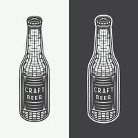 Gravure sur bois rétro vintage bouteilles de bière en bois. peut être utilisé comme emblème, logo, badge, étiquette. marque, affiche ou impression. art graphique monochrome. vecteur