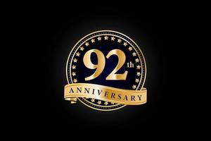 Logo en or doré du 92e anniversaire avec anneau et ruban doré isolé sur fond noir, création vectorielle pour la célébration. vecteur