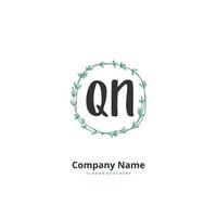 qn écriture initiale et création de logo de signature avec cercle. beau design logo manuscrit pour la mode, l'équipe, le mariage, le logo de luxe. vecteur