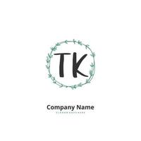 tk écriture manuscrite initiale et création de logo de signature avec cercle. beau design logo manuscrit pour la mode, l'équipe, le mariage, le logo de luxe. vecteur