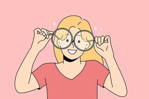 fille souriante dans de grands verres pour la correction de la vue. un enfant heureux porte des lunettes pour une meilleure vue. notion d'optique. illustration vectorielle. vecteur