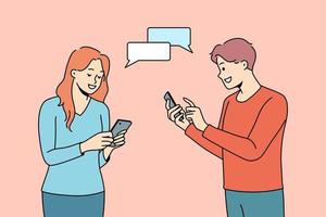 homme et femme heureux discutant de textos en ligne sur des smartphones. couple souriant datant sur internet. concept d'application de médias sociaux. illustration vectorielle. vecteur