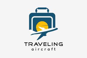 création de logo d'avion, illustration vectorielle de voyage d'affaires touristique. icône d'avion avec icône de sac à main ou de valise dans le concept créatif vecteur