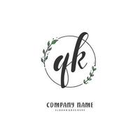 qk écriture initiale et création de logo de signature avec cercle. beau design logo manuscrit pour la mode, l'équipe, le mariage, le logo de luxe. vecteur