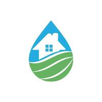 logo de la maison incorporé avec de l'eau. pièces écologiques de l'emblème de la nature. mode de vie sain. produit de boisson fraîche. vecteur