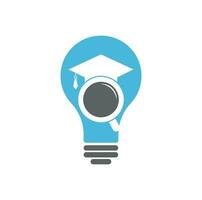 logo de concept de forme d'ampoule d'éducation de recherche. chapeau de diplômé et création de logo en forme de loupe. modèle de logo vectoriel étudiant finder.