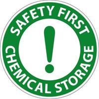 signe de symbole de stockage de produits chimiques de sécurité d'abord sur fond blanc vecteur