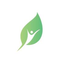 création de logo de feuille humaine. figure de caractère humain sur feuille verte. écologie et signe créatif de produits bio. symbole naturel. vecteur