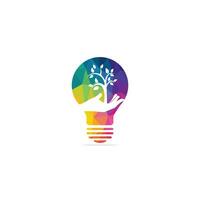 création de logo d'arbre à main et d'ampoule. logo de produits naturels. vecteur