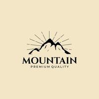 illustration de logo de montagne avec dessin vectoriel de soleil