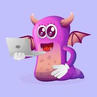 mignon monstre violet travaillant à l'aide d'un ordinateur portable vecteur