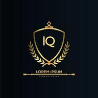lettre iq initiale avec modèle royal.élégant avec vecteur de logo de couronne, illustration vectorielle de logo de lettrage créatif.