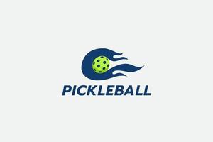 logo pickleball avec une combinaison de pickleball, lettre c et feu. vecteur