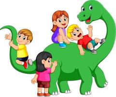 les enfants jouent sur le corps de l'apatosaurus et entrent dedans avec leur ami avec le grand dinosaure vert vecteur