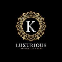 lettre k luxueuse fleur décorative mandala art initiales création de logo vectoriel pour mariage, spa, hôtel, soins de beauté