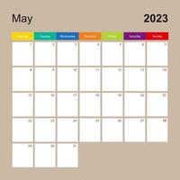 page de calendrier pour mai 2023, planificateur mural au design coloré. la semaine commence le lundi. vecteur