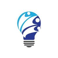 les gens dans la conception de vecteur d'ampoule. symbole de logotype créatif d'entreprise et industrielle. concept de remue-méninges et de travail d'équipe.