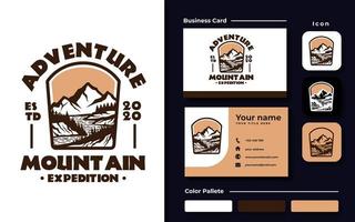 carte de visite de modèle de logo emblème aventure montagne vecteur